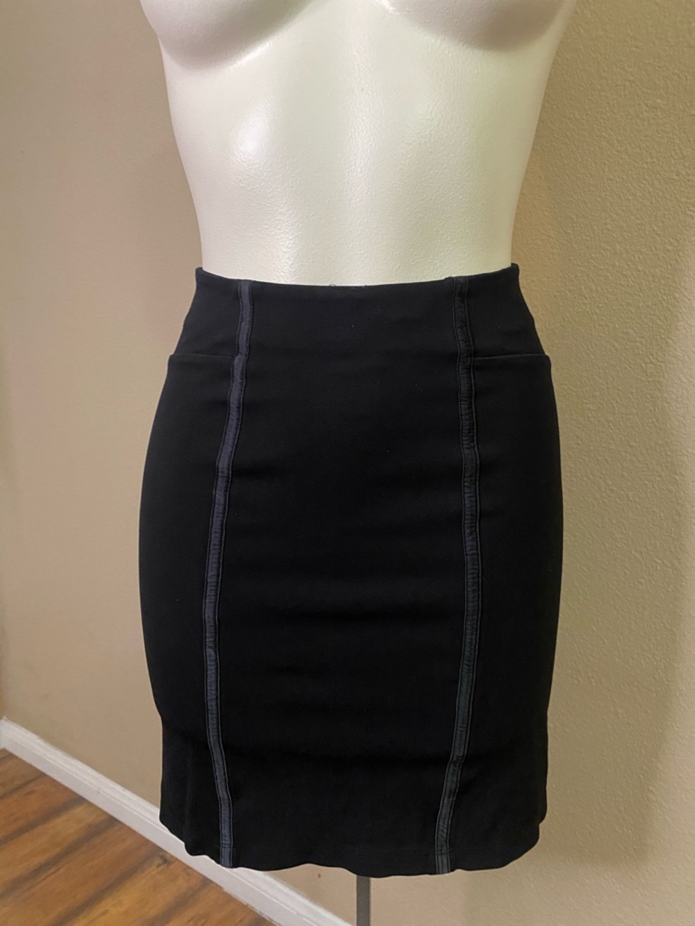 bebe vintage Black stretch lightweight knit seamed pencil skirt 4 🖤🖤
